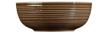 Braune Keramikschale mit Streifen.