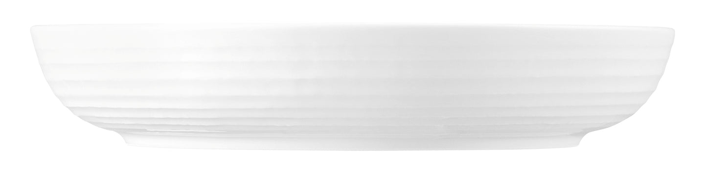Weiße, flache Porzellanschale, leer.