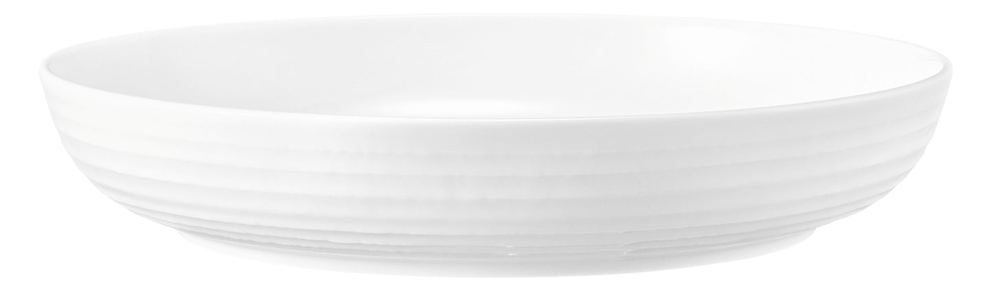 Weiße, flache Porzellanschale, leer.