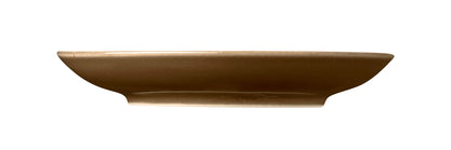 Brauner, leerer Keramikteller, frontal.