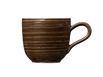 Braune Kaffeetasse aus Keramik.