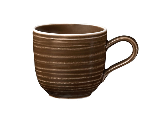 Braune Kaffeetasse aus Keramik.