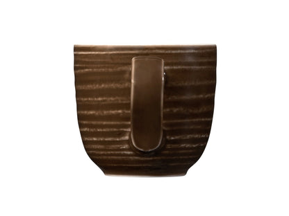 Braune Kaffeetasse aus Keramik.