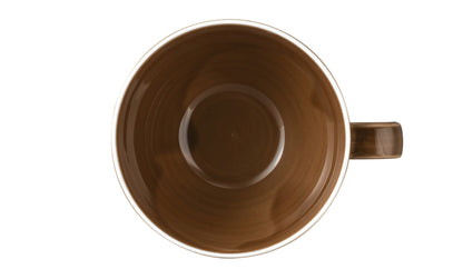 Braune Kaffeetasse aus Keramik.