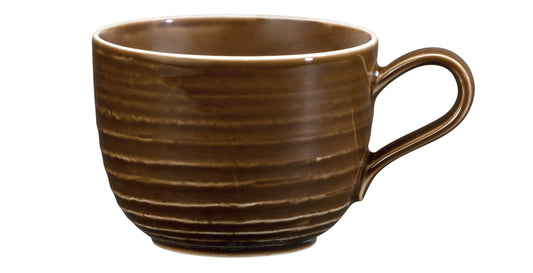 Braune Kaffeetasse auf weißem Hintergrund