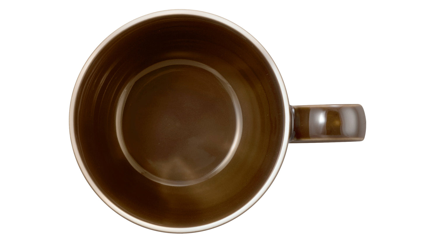 Braune Kaffeetasse auf weißem Hintergrund