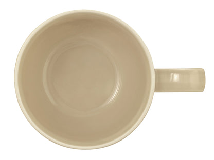 Beige Tasse mit Henkel.
