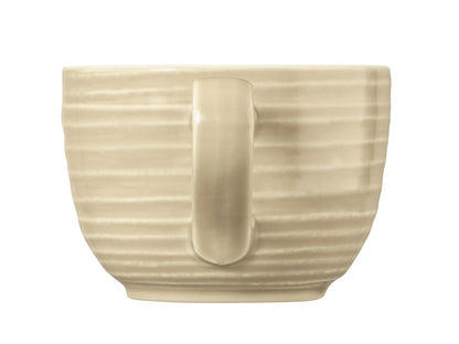 Beige Tasse mit Henkel.