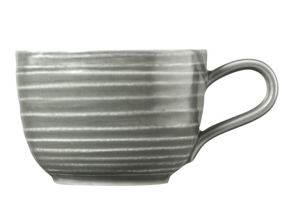 Graue Kaffeetasse mit Rillenstruktur