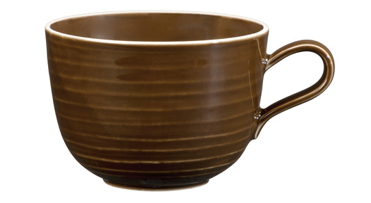 Braune Tasse aus Keramik, leer.