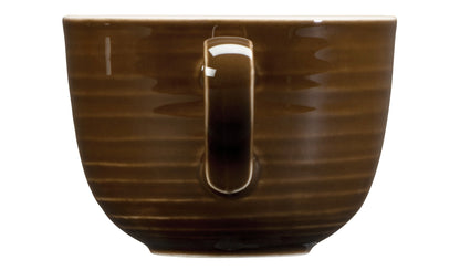 Braune Tasse aus Keramik, leer.