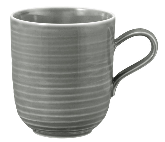 Graue Tasse aus Keramik, leer.