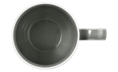 Graue Tasse aus Keramik, leer.