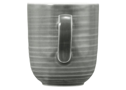 Graue Tasse aus Keramik, leer.