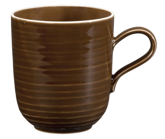 Braune Keramiktasse auf weißem Hintergrund