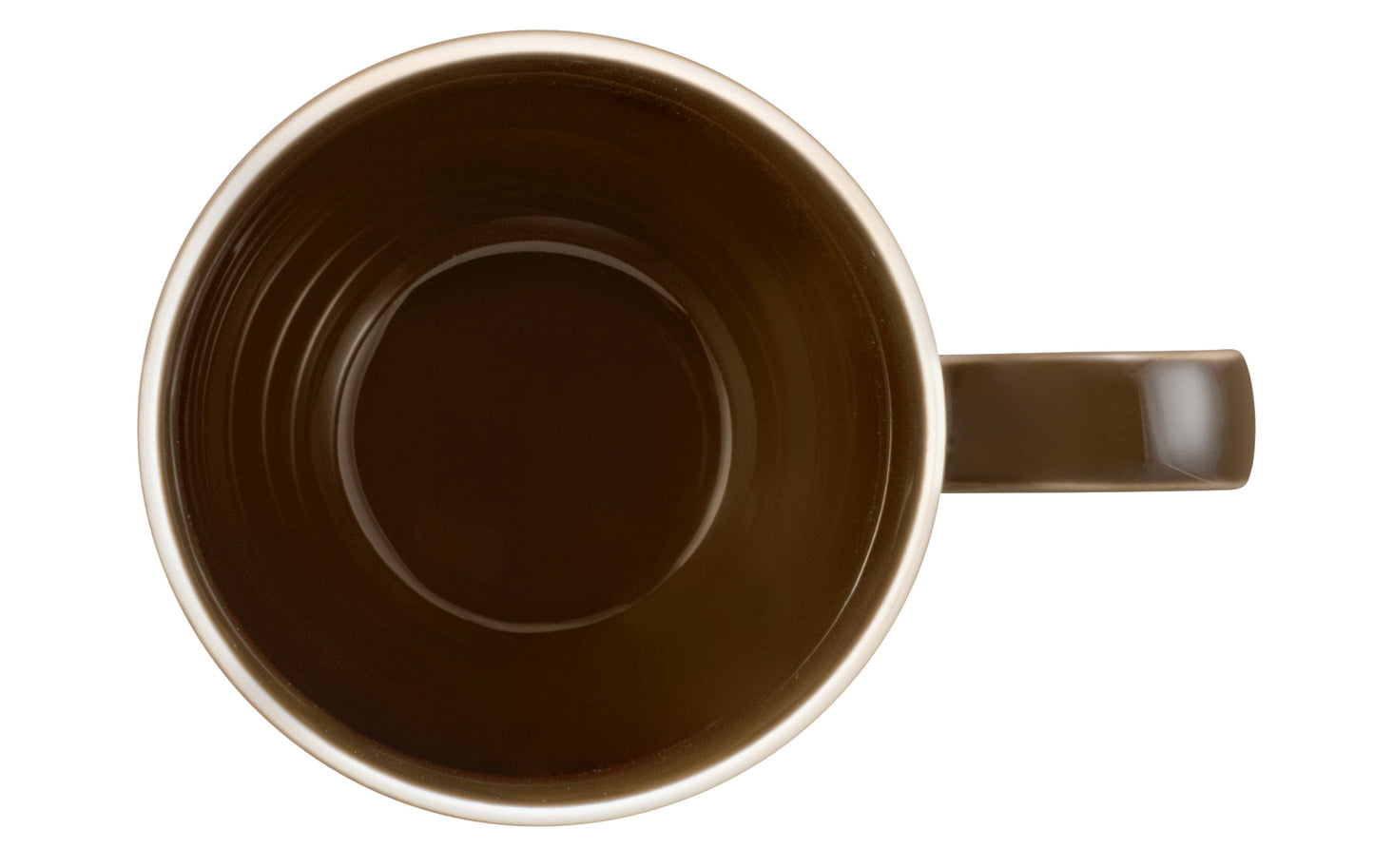 Braune Keramiktasse auf weißem Hintergrund