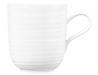 Weiße Tasse vor weißem Hintergrund