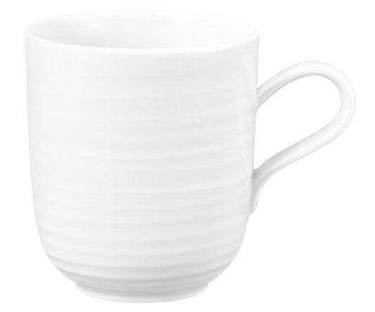 Weiße Tasse vor weißem Hintergrund