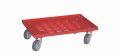 Roter Rollwagen mit Rollen.