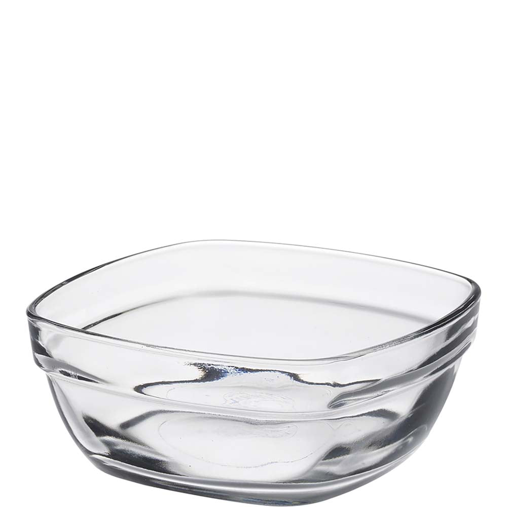 Quadratische Glasschale auf weißem Hintergrund.