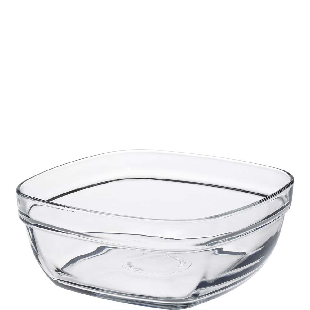 Quadratische Glasschale auf weißem Hintergrund.