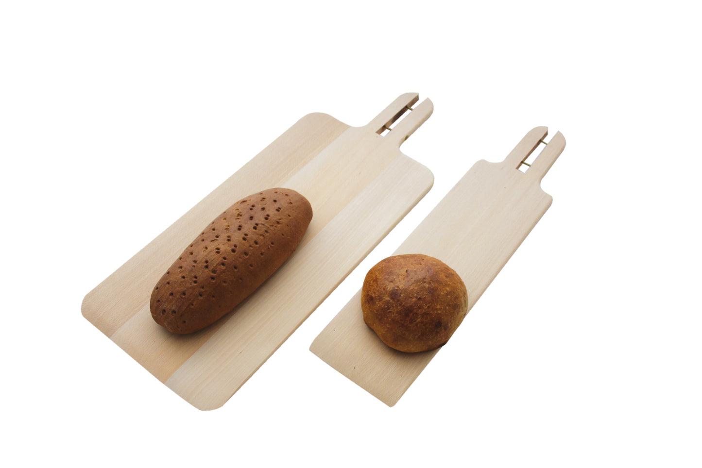 Brote auf Holzbrettchen präsentiert.