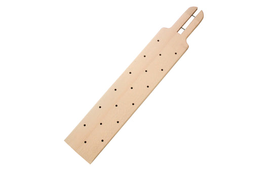 Holzbrett mit Löchern für Gastronomie.