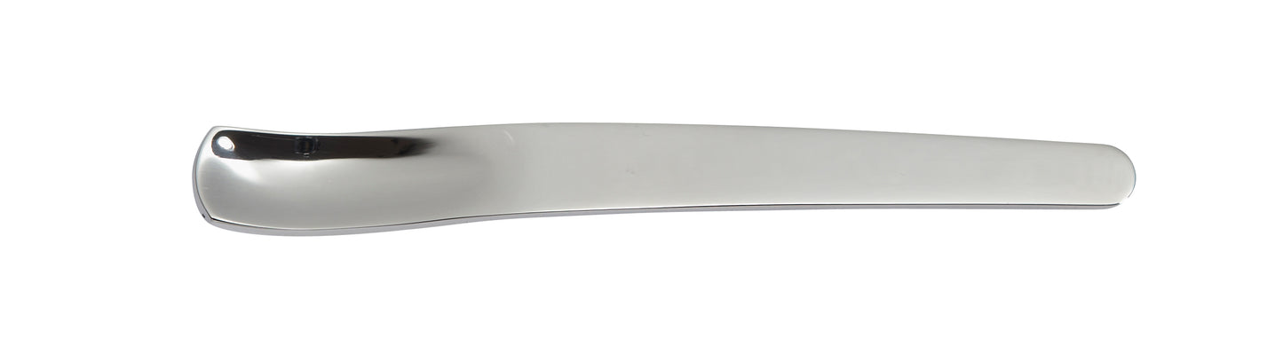 Silberner Buttermesser auf weißem Hintergrund.