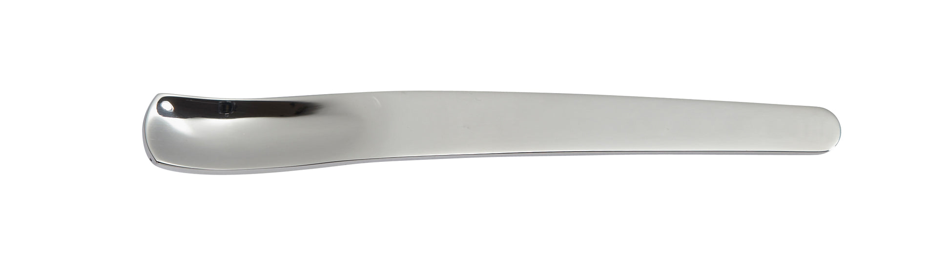 Silberner Buttermesser auf weißem Hintergrund.