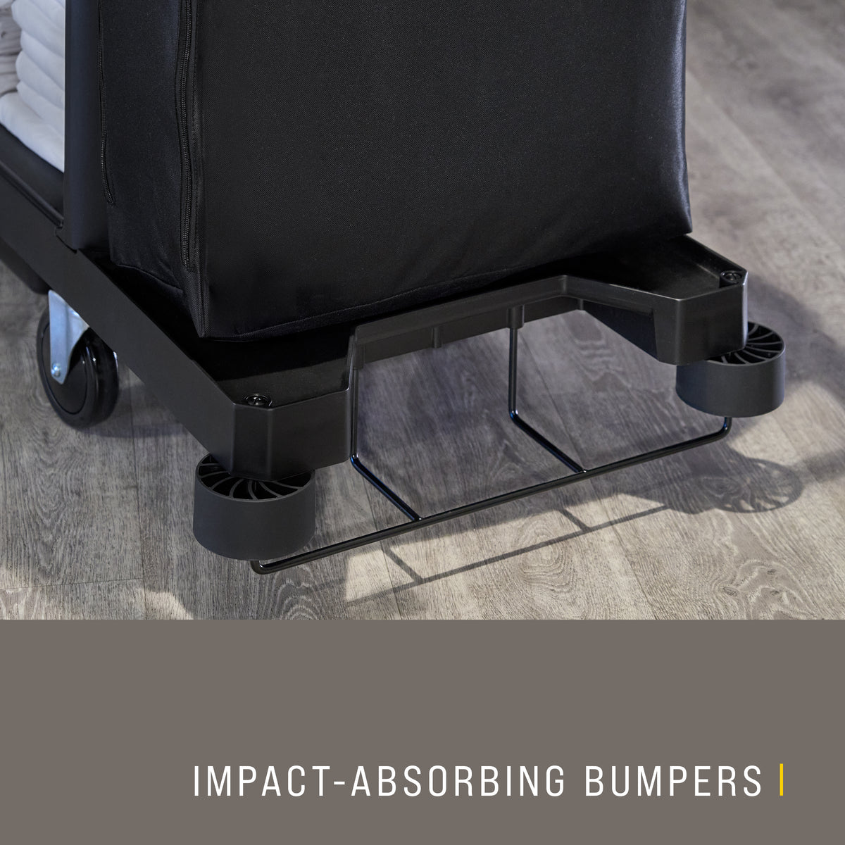 Großer Housekeeping‑Wagen mit Abfallsack und Ablagen