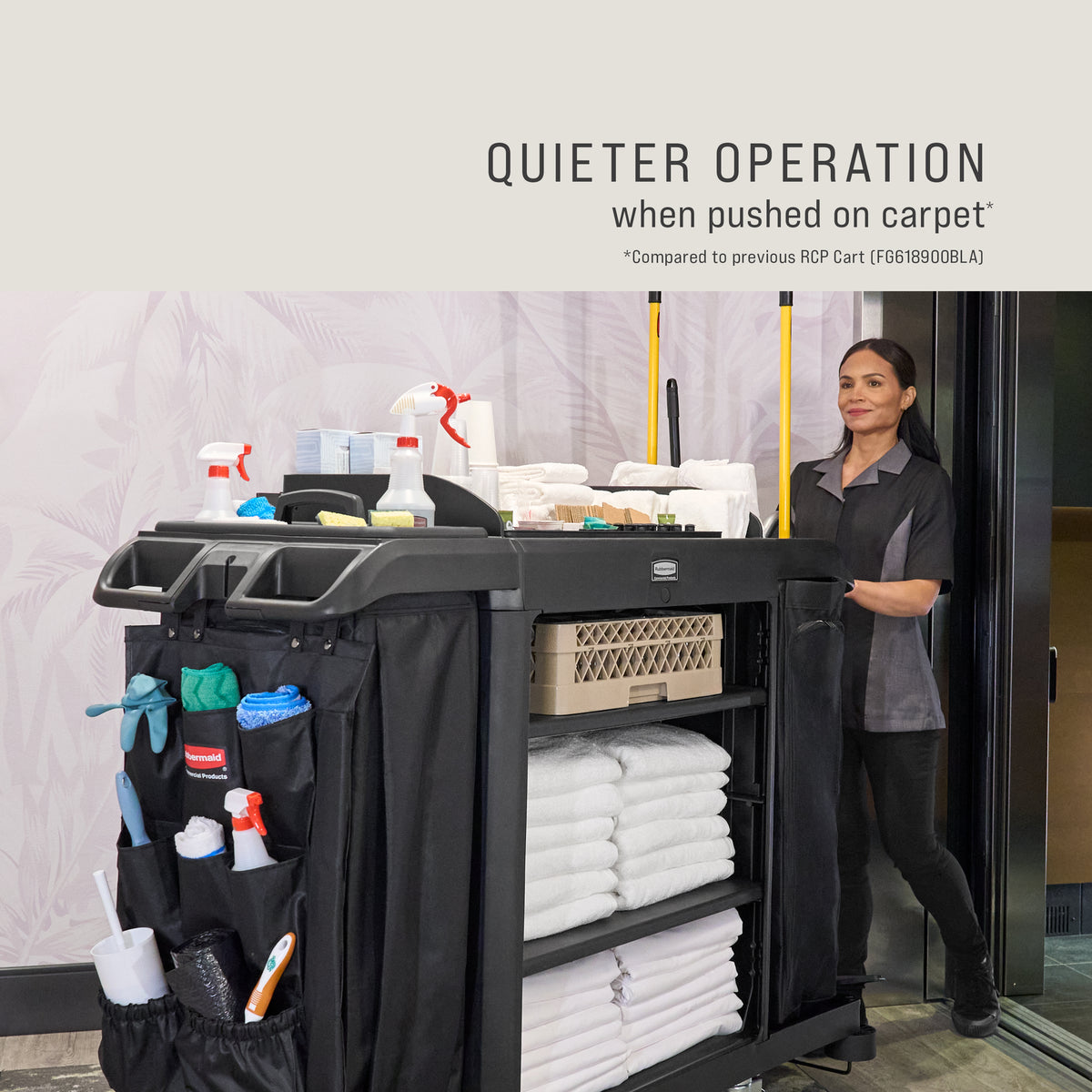 Großer Housekeeping‑Wagen mit Abfallsack und Ablagen