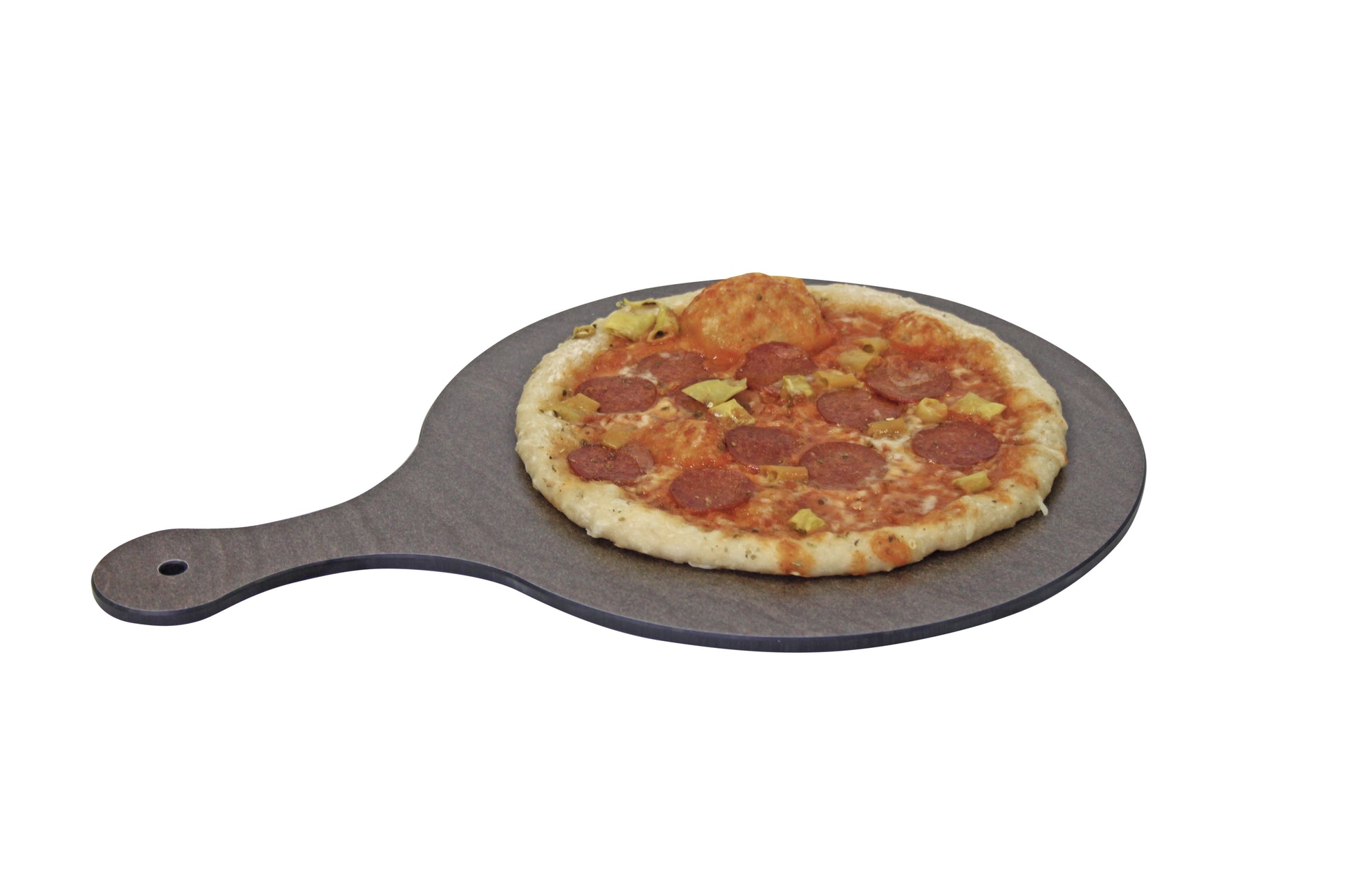 Pizza auf Holzbrett präsentiert.