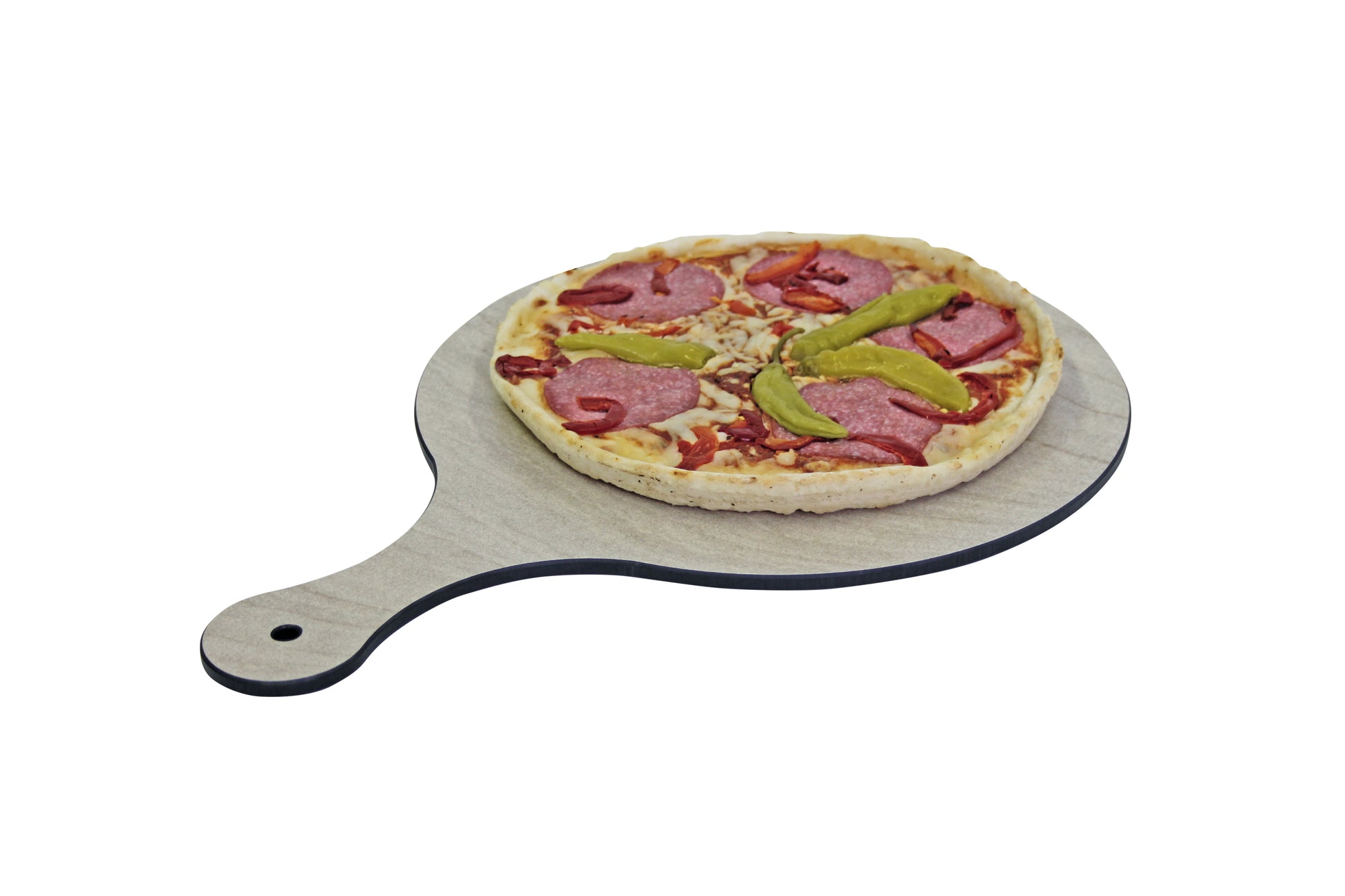 Pizza auf Holzbrett präsentiert.