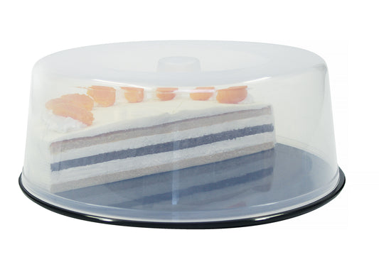 Torte unter Kunststoffhaube präsentiert.