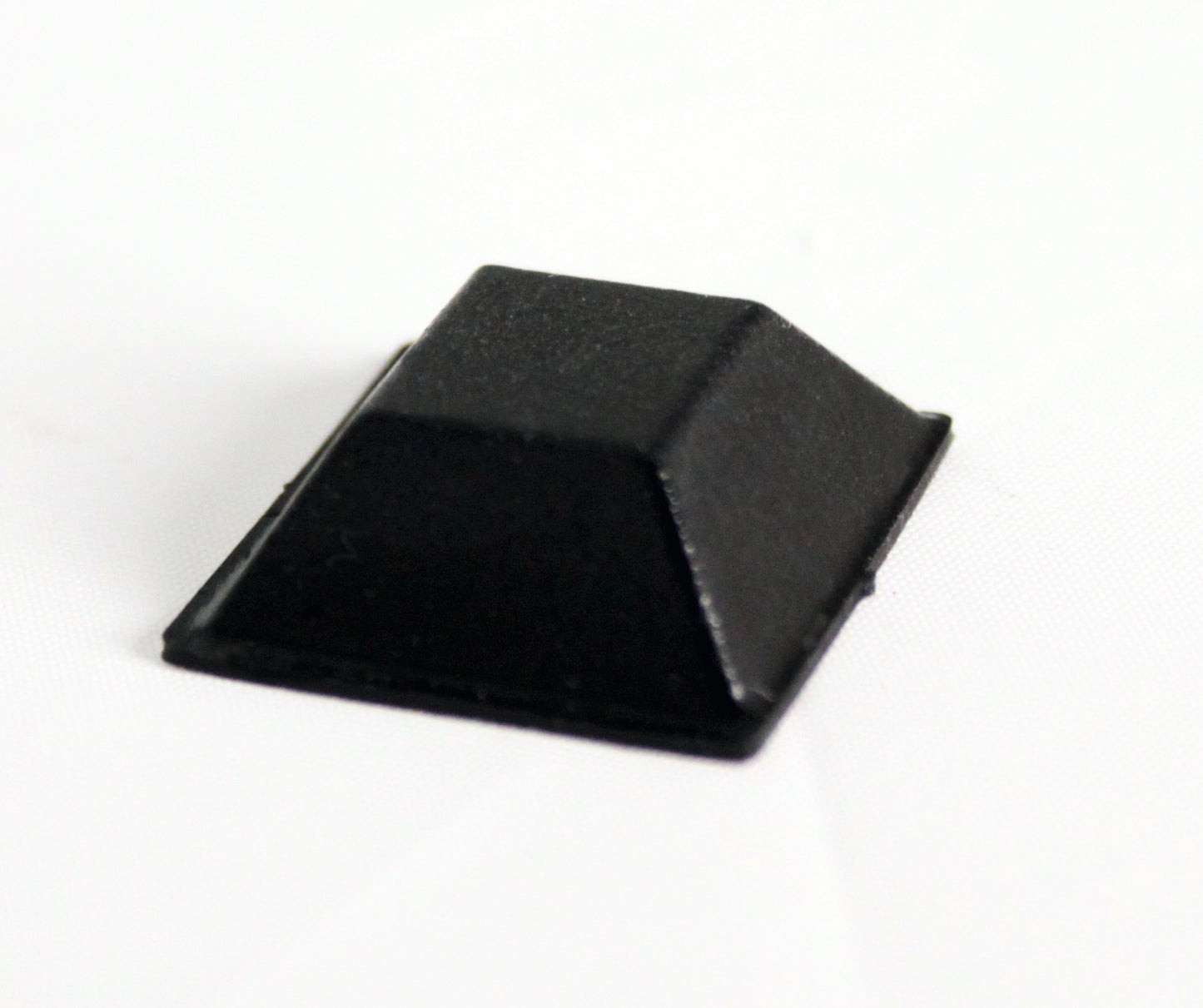 Schwarzer Tischkartenhalter aus Kunststoff.