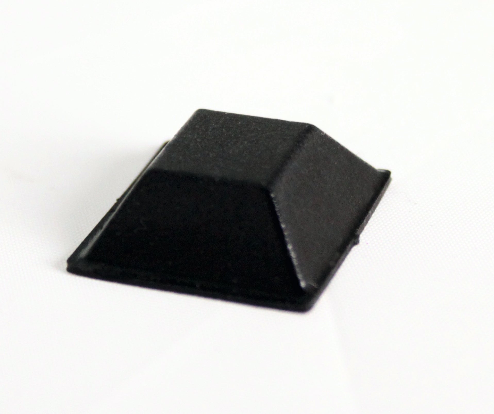 Schwarzer Tischkartenhalter aus Kunststoff.