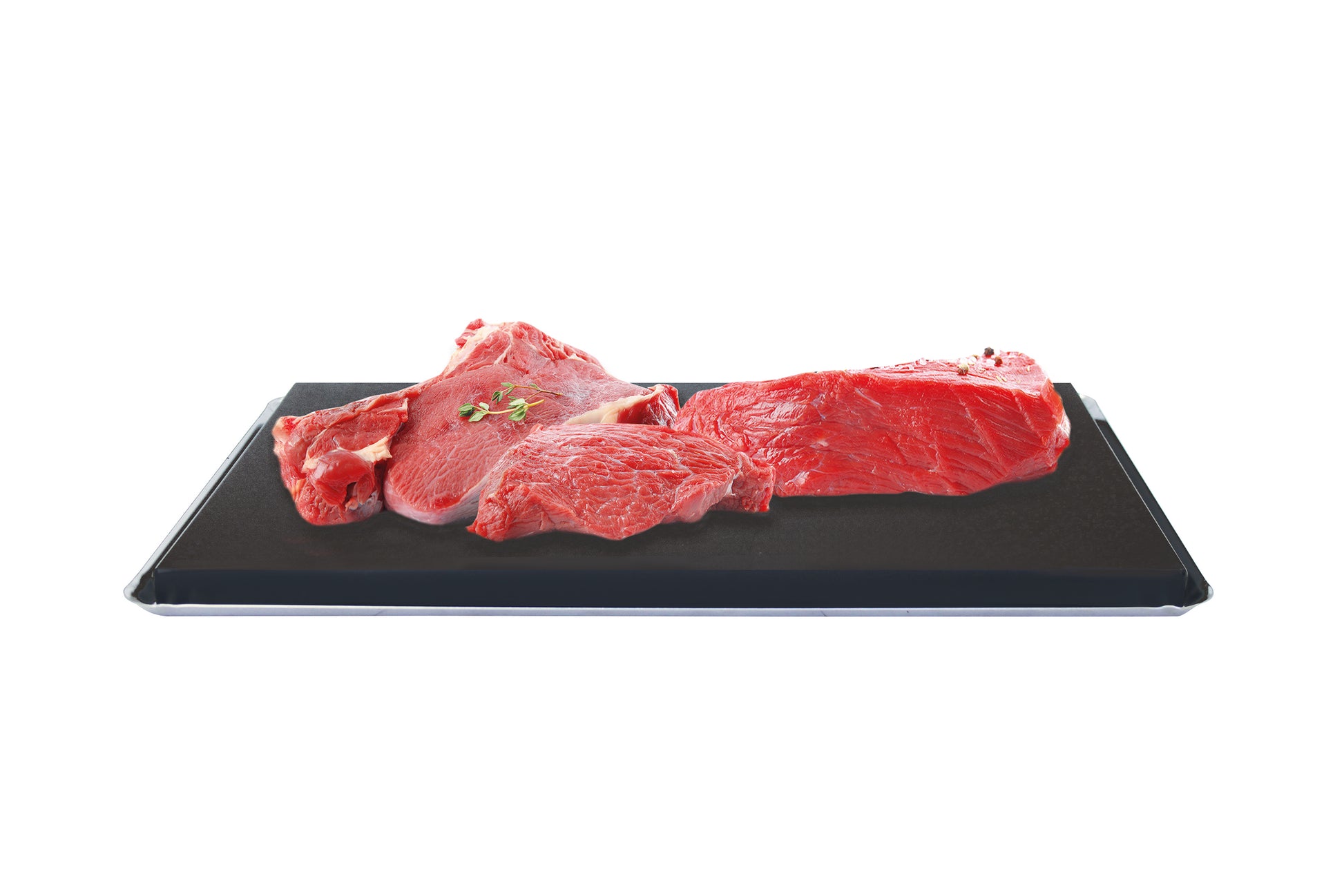 Rohes Fleisch auf schwarzem Tablett.