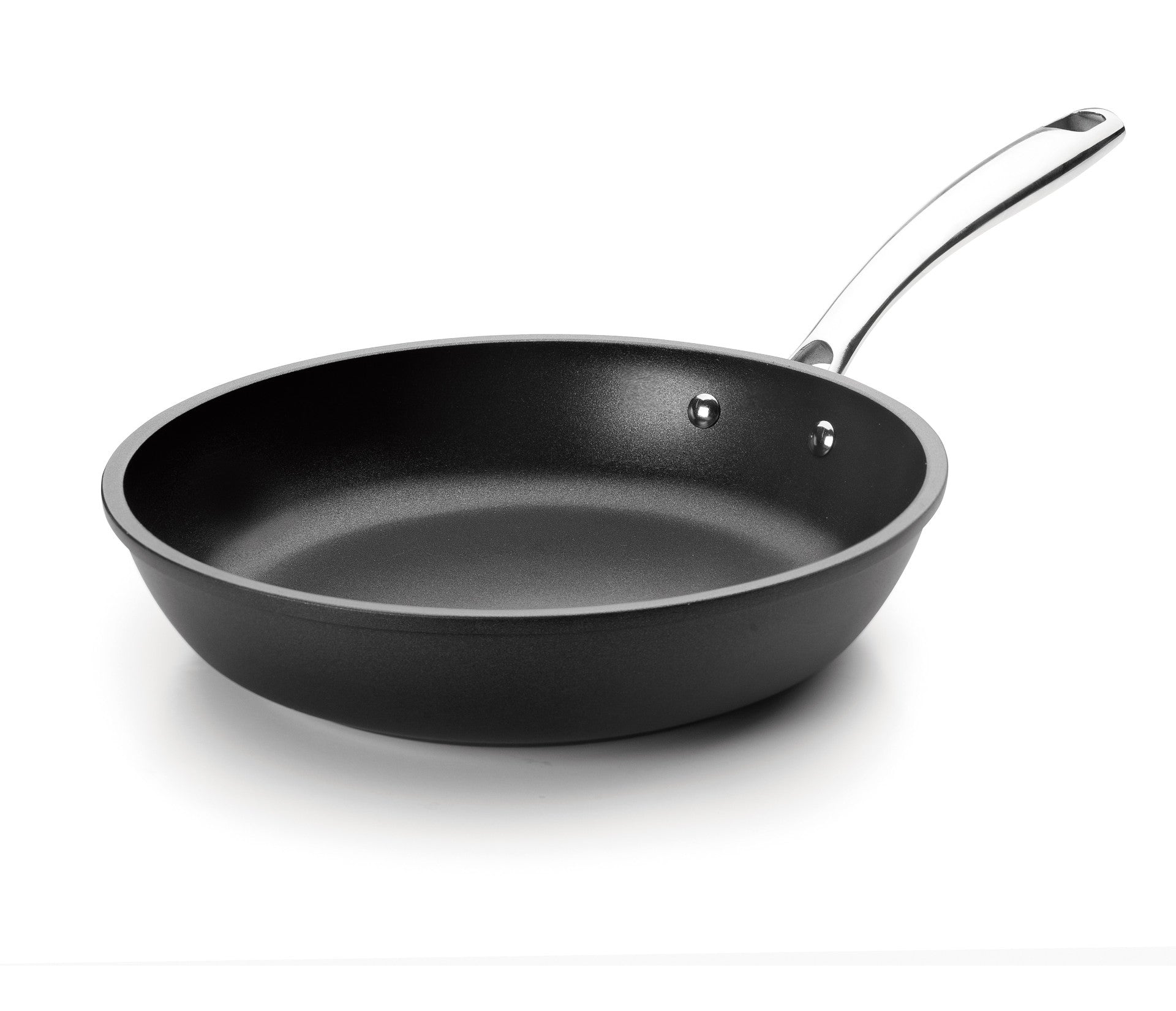Schwarze Bratpfanne mit Metallgriff.