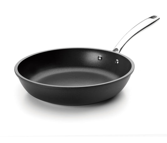 Schwarze Bratpfanne mit Metallgriff.