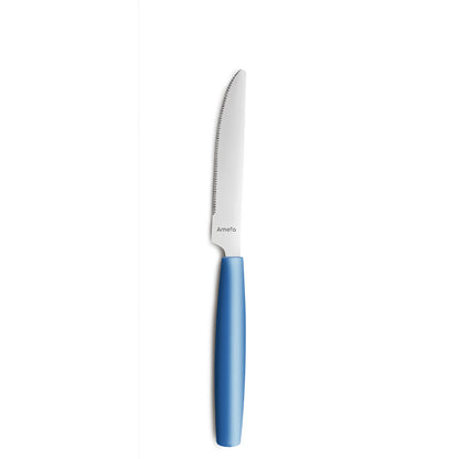 Messer mit blauem Griff auf weißem Hintergrund.