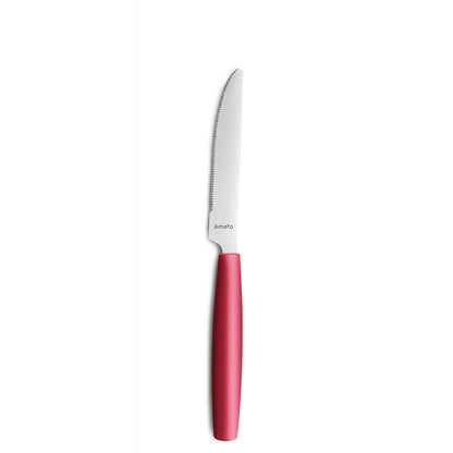 Rotes Messer mit gezackter Klinge.