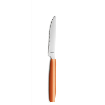 Messer mit orangefarbenem Griff.
