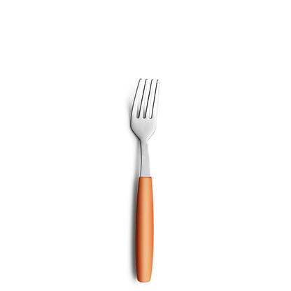 Gabel mit orangefarbenem Griff auf weißem Hintergrund.