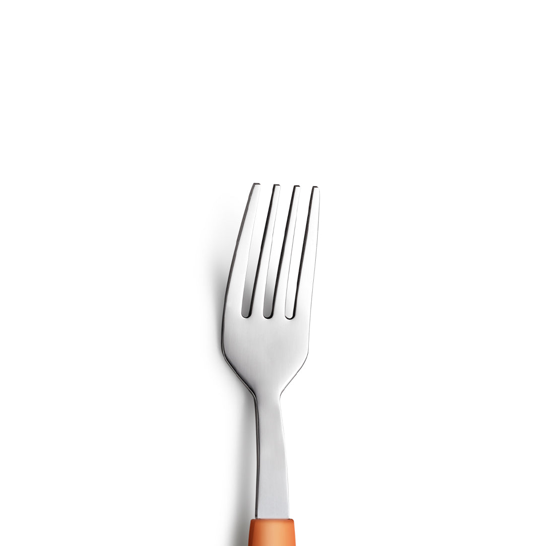Gabel mit orangefarbenem Griff auf Weiß.