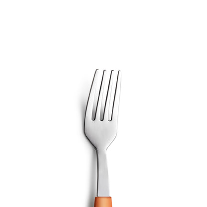 Gabel mit orangefarbenem Griff auf Weiß.