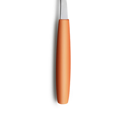 Orangener Griff eines Küchenmessers.