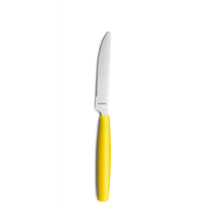 Gelbmesser mit gezackter Klinge auf Weiß.