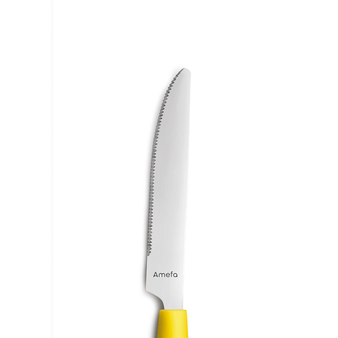 Gelbmesser mit gezackter Klinge, weißer Hintergrund.