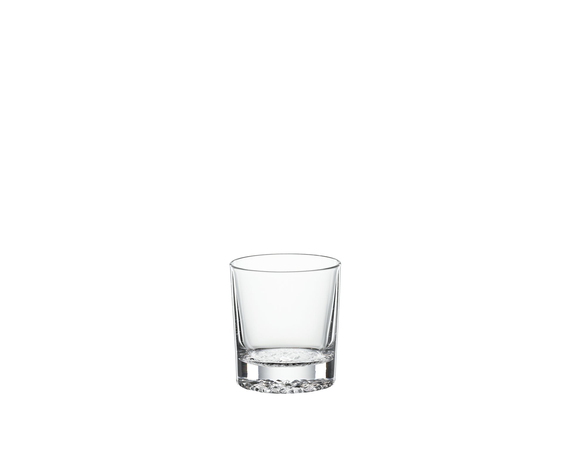 Leeres Trinkglas auf weißem Hintergrund.