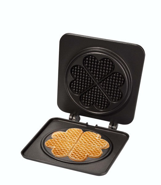Waffeleisen mit frischen Waffeln.